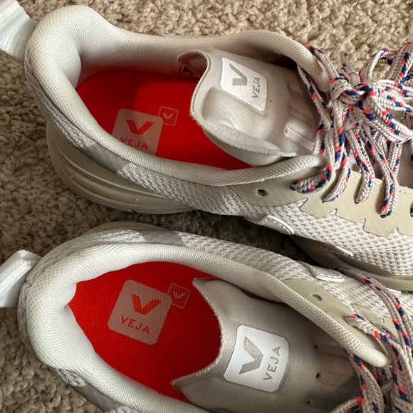 Veja sneakers in a neutral cream color - Picture 7 of 7